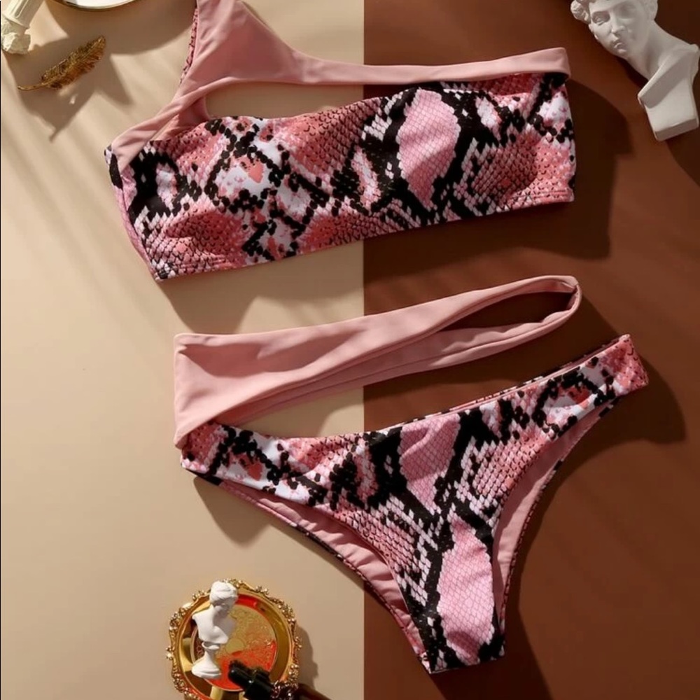 Bikini - Picture 3 of 8